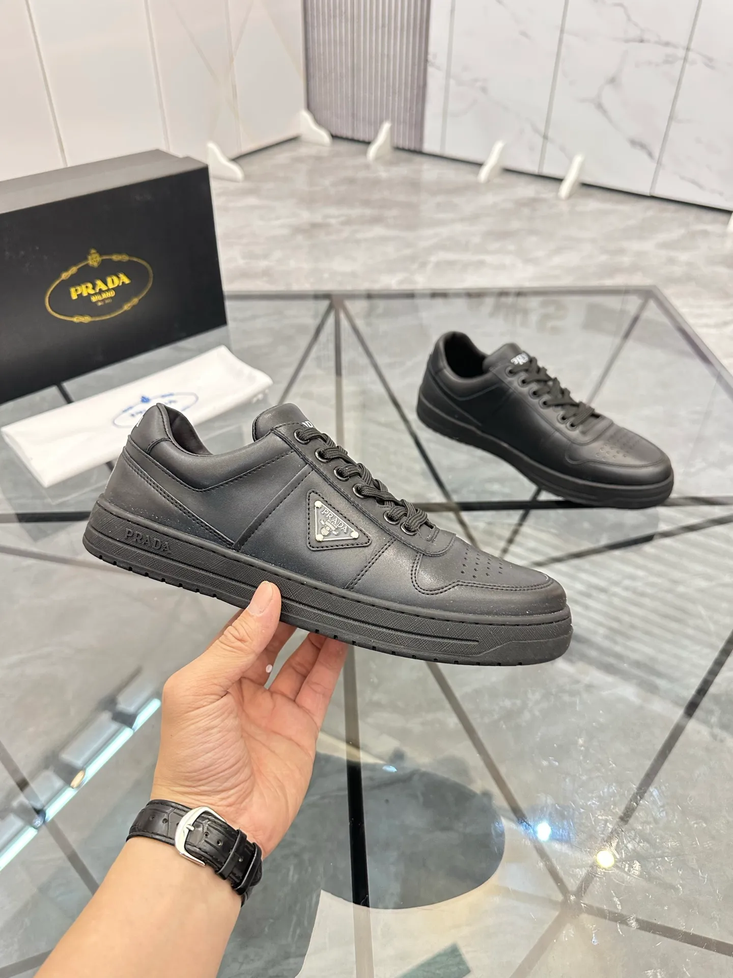 Men's shoes: 💰P400¥ Product trademark: Prada *"Prada*" low-top casual shoes Regular size: 38-44 (can be customized to 45) Product materials: imported cowhide upper, sheepskin lining, original outsole. Number: 020